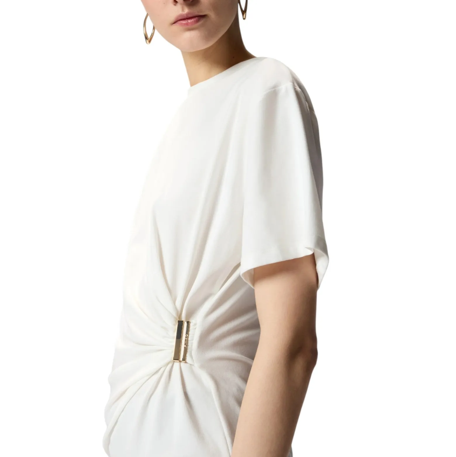 T-shirt donna con drappeggio e dettaglio dorato